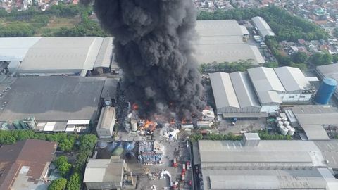 Indoneziyada yog&lsquo; zavodidagi yong&lsquo;in oqibatida sakkiz kishi halok bo&lsquo;ldi (video)&nbsp;