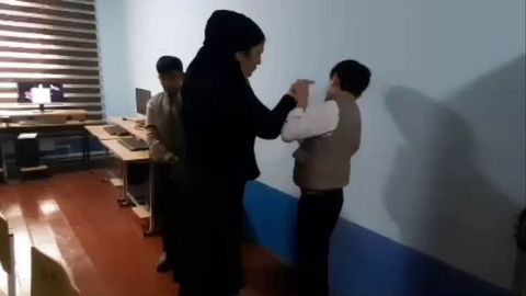 Andijonda maktab direktori bolalarni kaltaklagani aytilmoqda. MMTB holat o&lsquo;rganilayotganligini bildirdi