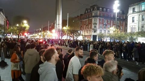 Irlandiyada sun&rsquo;iy intellekt o&lsquo;ylab topgan soxta Hellouin paradi minglab odamlarni ko&lsquo;chaga to&lsquo;pladi