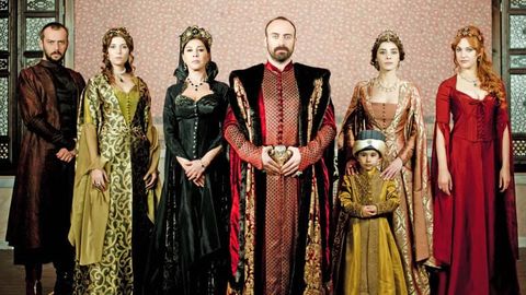 &ldquo;Muhtasham yuz yil&rdquo; seriali kadr ortida yuz bergan shov-shuvli mojarolar