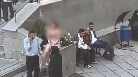 Eronda talaba qiz hijobga qarshi norozilik bildirish maqsadida ko&lsquo;chada yechindi