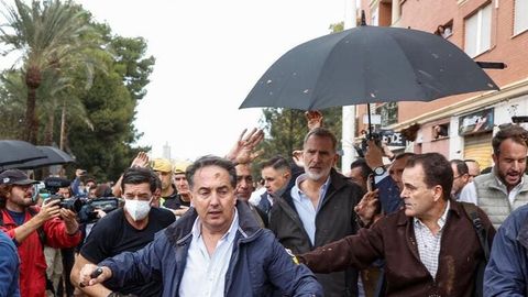 Ispaniyada aholi qirol va qirolichaga loy uloqtirdi (video)