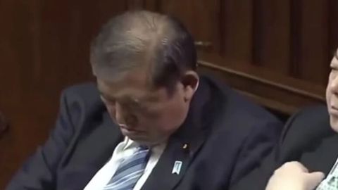 Yaponiya bosh vaziri Sigeru Isiba qayta saylov uchun ovoz berish vaqtida uxlab qoldi