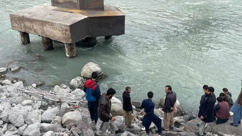 Pokistonda to&lsquo;yga ketayotgan avtobus daryoga tushib ketdi (video)&nbsp;