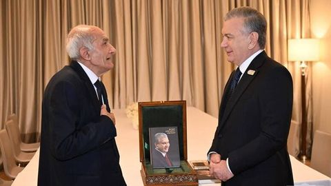 Озарбайжонлик шоир Акиф Бағиров Ўзбекистон президентига озарбайжон тилида тайёрлаган “Шавкат Мирзиёев феномени” китобини тақдим этди