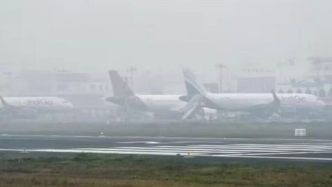 Nyu-Dehli xalqaro aeroportida quyuq tutun tufayli 200 dan ortiq reys kechiktirildi