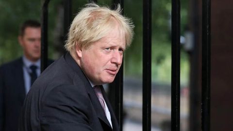 London parlamentiga qilichlar bilan kelgan erkak Boris Jonsonni qidirdi