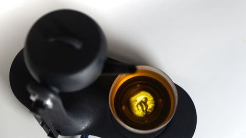 O&lsquo;zi choy damlaydi va suhbatlashadi: dunyodagi birinchi &ldquo;aqlli&rdquo; choynak &mdash; gpTea taqdim etildi (video)