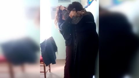 Xorazmda o&lsquo;quvchining onasi va o&lsquo;qituvchi yoqalashdi