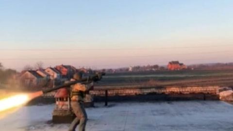 Ukrainada harbiy ayollar Rossiya raketasini urib tushirdi (video)