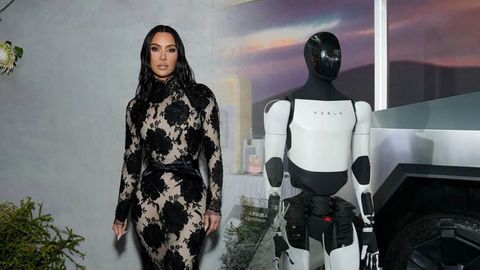 Ovqat va choy olib keladi, kuylaydi, o&lsquo;ynaydi: Kim Kardashyan Tesla&rsquo;ning odamsimon robotini xarid qildi (video)&nbsp;