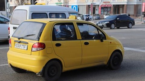 Taqiqlangan joyda to&lsquo;xtagan taksichilar ham jarimaga tortiladimi? Ochiq qolayotgan savollar