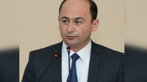Bosh vazir yordamchisi va uning akasi ishdan olindi
