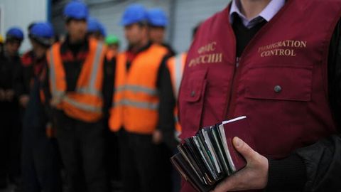 Rossiyada migrantlar yashash ruxsatnomasini olishi taqiqlanishi mumkin
