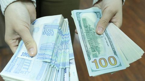 O&lsquo;zbekiston banklari aholidan qancha dollar sotib olgani maʼlum qilindi