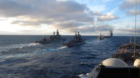 Rossiya harbiy kemalari Suriyadagi bazani tark etdi (foto)