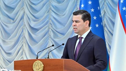 Sherzod Asadov prezidentning Konstitutsiya kuni munosabati bilan yo&lsquo;llagan tabrigini o&lsquo;qib eshittirdi