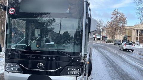 Тошкентда автобус ва иккита енгил машина иштирокида ЙТҲ содир бўлди