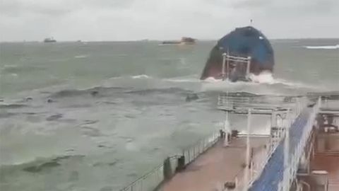 Rossiya neftini tashiyotgan kemalar Kerch bo&lsquo;g&lsquo;ozida cho&lsquo;kmoqda (video)&nbsp;