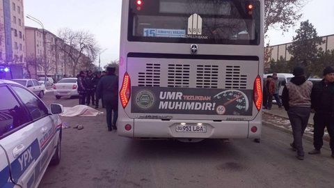 Самарқандда автобус йўлдан ўтаётган пиёдани уриб юборди