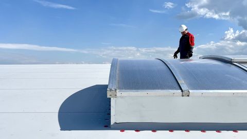 Yassi tom yopish: PVX membranalari dizayner, loyihalovchi va mijozning muammolarini qanday hal qiladi