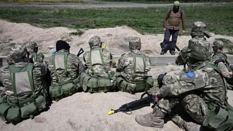 Britaniya Ukrainaga harbiy instruktorlar yuborish imkoniyatini ko&lsquo;rib chiqmoqda