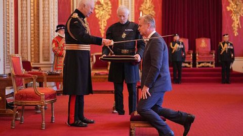 Rejissyor Kristofer Nolan Britaniya qiroli tomonidan ritsarlik unvoni bilan taqdirlandi (video)