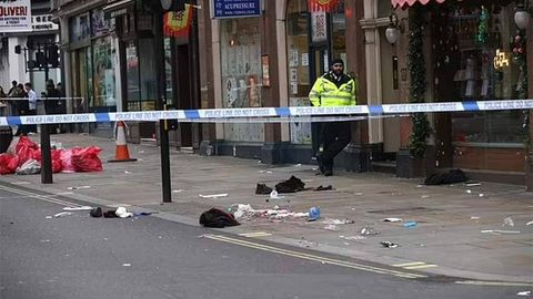Londonda erkak mashinasini tungi klub oldida turgan odamlar ustiga haydadi