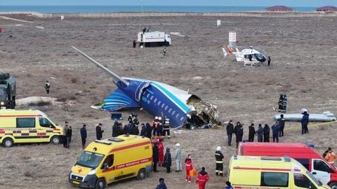 Rossiya Qozog&lsquo;istonda qulagan samolyot halokatiga Ukraina dronlari va quyuq tumanni sabab qilib ko&lsquo;rsatdi