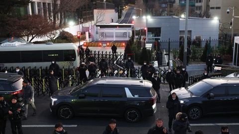 Janubiy Koreyada prezidentni hibsga olish uchun politsiya keldi (video)