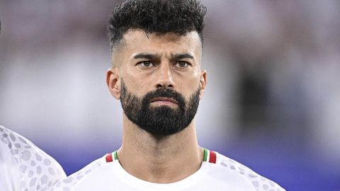 Eronlik futbolchi muxlisasini quchoqlagani uchun jarimaga tortildi