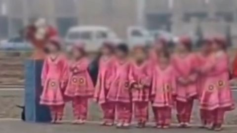 Surxondaryoda o&lsquo;quvchilar sovuq havoda yupun kiyimda tadbirga jalb qilindi