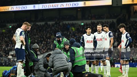 &ldquo;Liverpul&rdquo; bilan o&lsquo;yinda boshi bilan noqulay yiqilib, hushini yo&lsquo;qotgan futbolchining ahvoli haqida ma&rsquo;lumot berildi