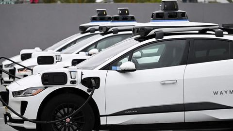 Los Anjelesda avtonom robotaksini o&lsquo;g&lsquo;irlashga uringan erkakni mashina o&lsquo;z saloniga qamab qo&lsquo;ydi va politsiya chaqirdi