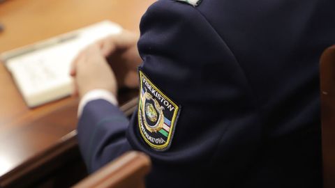 Samarqandda qo&lsquo;lbola spirtli ichimlik sotgan shaxsga jinoyat ishi qo&lsquo;zg&lsquo;atildi