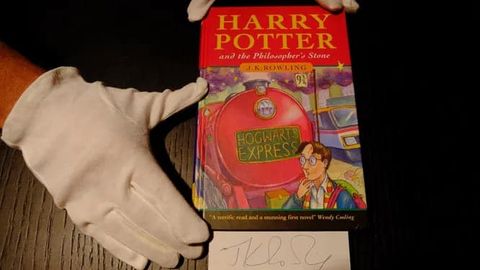 Chiqindiga tashlab yuborishmoqchi bo&lsquo;lgan &ldquo;Garri Potter&rdquo; kitobining birinchi nashri salkam 49 ming dollarga sotilishi mumkin