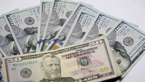 O&lsquo;zbekistonda dollar rasmiy kursi yana pastladi