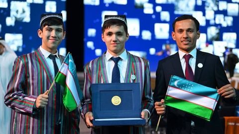 BAAda nufuzli sovrinni qo&lsquo;lga kiritgan Toshkent Prezident maktabi o&lsquo;quvchilarining ota-onasi va ustozi mukofotlandi (video)