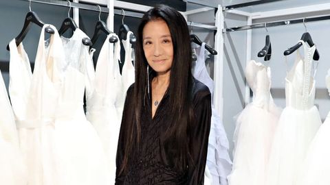 Sobiq figurali uchuvchi, 40 yoshida moda sanoatida inqilob qilgan, 72 yoshida ham go&lsquo;zallik yaratayotgan dizayner Vera Vong hikoyasi