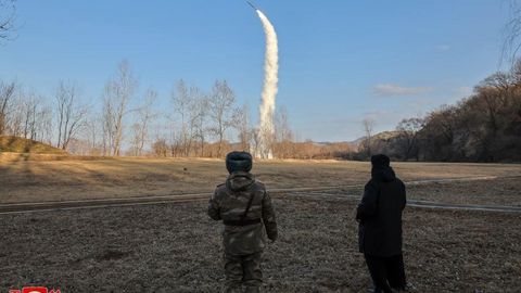 Shimoliy Koreya yadroviy zaryad tashuvchi raketalarni sinovdan o&lsquo;tkazdi (foto)