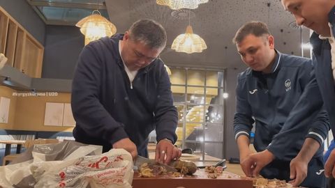 “Барселона” ёшлари билан ўртоқлик ўйини ўтказадиган Қирғизистон U-20 жамоаси қази билан меҳмон қилинди (видео)