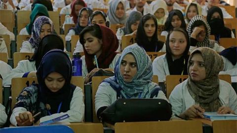 &ldquo;Tolibon&rdquo; afg&lsquo;on qizlarga Pokistonda o&lsquo;qishga ruxsat berish haqidagi xabarlarni rad etdi&nbsp;