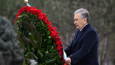 Shavkat Mirziyoyev Toshkentdagi Islom Karimov haykali poyiga gulchambar qo&lsquo;ydi