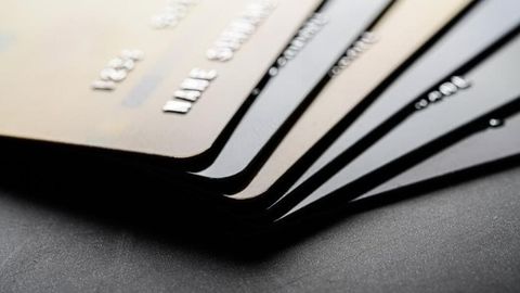 В Казахстане ещё четыре банка приостановили выдачу банковских карт нерезидентам