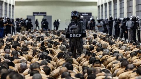 AQSH deportatsiya qilingan migrantlarni Salvadordagi mega qamoqxonaga jo&lsquo;natadi