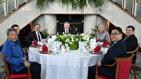 Shavkat Mirziyoyev Petronas korporatsiyasi prezidenti bilan uchrashuv o&lsquo;tkazdi (foto)