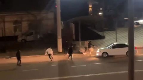 Тошкентда ҳайдовчи Gentra&rsquo;ни одамларга қарата ҳайдади