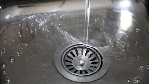 Navoiy viloyatida ichimlik suvi va kanalizatsiya xizmatlari uchun aholidan ortiqcha 200 mln so&lsquo;m olingani aniqlandi