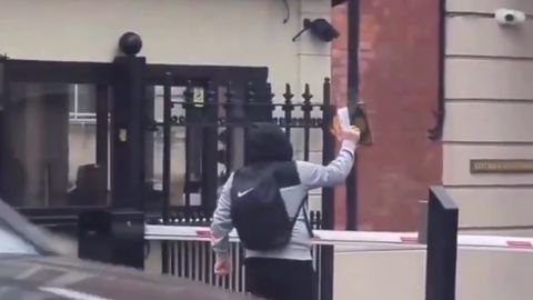Londondagi Turkiya elchixonasi oldida Qur&rsquo;on yoqib yuborildi (video)