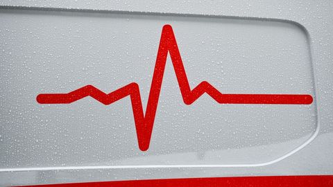 Самарқандда машинада дарахтга урилган 11-синф ўқувчиси вафот этди